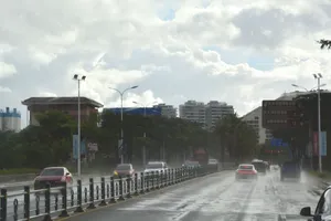 Mưa lớn tại thành phố Tam Á, đảo Hải Nam, Trung Quốc. Ảnh: VCG