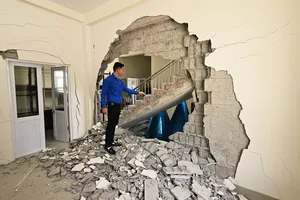 Một bức tường bên trong dãy nhà đã đổ, nguy cơ mất an toàn