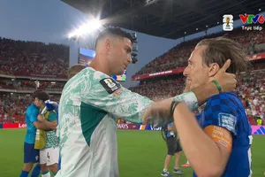 Ronaldo động viên Luka Modric sau trận đấu giữa Bồ Đào Nha và Croatia (ẢNH CHỤP MÀN HÌNH VTV)