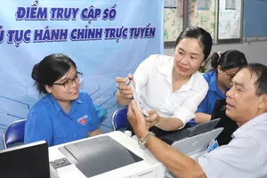 Người dân được hướng dẫn cài đặt và sử dụng các ứng dụng trên điện thoại di động