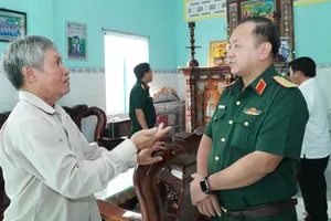 Thiếu tướng Nguyễn Thành Trung, Chính ủy Bộ Tư lệnh TPHCM trao đổi với một người trong gia đình ông Huỳnh Văn Mười