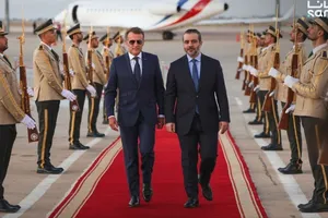 Tổng thống Emmanuel Macron được Ngoại trưởng Syria Asaad al-Shibani đón tiếp tại sân bay Damascus. Ảnh: SANA