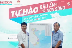 Báo Sài Gòn Giải Phóng trao tặng bản đồ Việt Nam tại Cà Mau