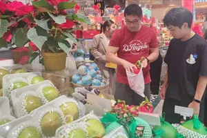 Người dân mua trái cây nhập khẩu tại một siêu thị ở TPHCM