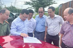 Đồng chí Dương Ngọc Châu, Bí thư Đảng ủy, Chủ tịch HĐND phường Tân Phước, dẫn đầu đoàn công tác khảo sát thực tế. Ảnh: THÀNH HUY