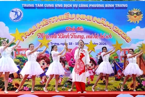 Tiết mục văn nghệ tại lễ khai mạc trại hè. Ảnh: THÚY BÌNH