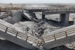 Một trong 6 cây cầu ở tỉnh Hormozgan, Iran bị Mỹ tấn công. Ảnh: RUSSIA TODAY