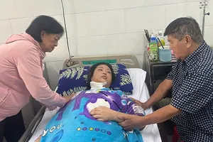Gánh hàng rong của mẹ không đủ giúp con qua cơn hiểm nghèo 