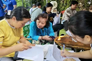 Công sở mở cửa theo nhu cầu người dân