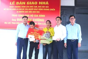 Gia đình ông Đàm Văn Cường (xã Đức An, tỉnh Lâm Đồng) nhận bàn giao căn nhà mới