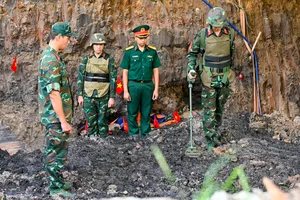 Lực lượng công binh rà soát vật liệu nổ tại khu vực tìm kiếm hài cốt liệt sĩ ở Công viên Lê Thị Riêng
