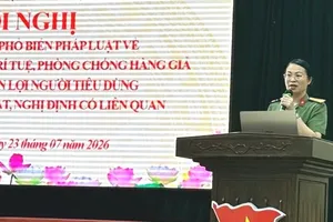 Đại tá Phạm Hồng Chính, Trưởng Phòng An ninh chính trị nội bộ, Công an TP Đồng Nai, phát biểu tại hội nghị. Ảnh: XUÂN TRUNG