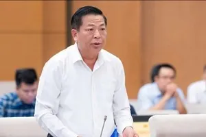 Bộ trưởng Bộ Xây dựng Trần Hồng Minh trình dự luật. Ảnh: CẨM HÀ 
