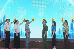 Người dân trải nghiệm nhiều dịch vụ tại Ngày hội Công dân số ở phường Tam Bình
