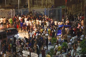 Người di cư tập trung tại khu vực kiểm soát biên giới Morocco, Tây Ban Nha ngày 30-7. Ảnh: VCG