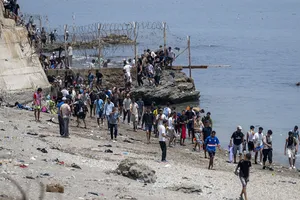 Dòng người nhập cư đổ về thành phố Ceuta (Tây Ban Nha) ẢNH: VCG)