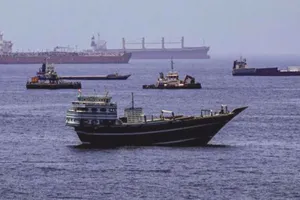 Tàu chở dầu và tàu đánh cá tại vịnh Oman chờ lưu thông qua eo biển Hormuz. Ảnh: PRESS TV