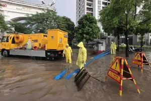 Lực lượng chức năng của Hà Nội ứng trực tại một điểm ngập lụt. 