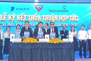 Quang cảnh lễ ký kết các thỏa thuận hợp tác. ẢNH: THANH DUNG 