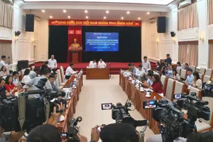 Quang cảnh buổi họp báo công bố phương án xử lý đối với thí sinh tại điểm thi Trường THPT chuyên Tuyên Quang. Ảnh: ĐỖ TRUNG