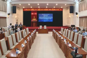Quang cảnh trước giờ họp báo công bố phương án xử lý đối với thí sinh tại điểm thi Trường THPT chuyên Tuyên Quang. Ảnh: ĐỖ TRUNG