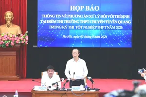 Quang cảnh trước giờ họp báo công bố phương án xử lý đối với thí sinh tại điểm thi Trường THPT chuyên Tuyên Quang. Ảnh: ĐỖ TRUNG