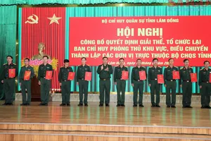 Trao quyết định điều động cán bộ thuộc Bộ Chỉ huy quân sự tỉnh Lâm Đồng. Ảnh: ĐOÀN KIÊN