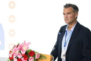 Ông Tony Sacre, Chủ tịch kiêm Giám đốc điều hành Hiệp hội các Công ty kiểm toán, kế toán tư vấn toàn cầu Allinial Global phát biểu tại hội nghị. Ảnh MINH XUÂN