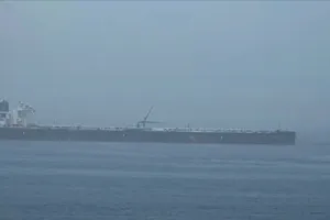 Tàu chở dầu chờ qua eo biển Hormuz. Ảnh: PRESS TV