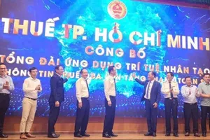 Các đại biểu thực hiện nghi thức công bố Tổng đài ứng dụng trí tuệ nhân tạo. Ảnh: K.CHÂU