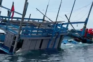 Tàu cá gặp nạn trên biển. Ảnh minh họa