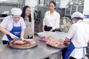 Kiểm soát chặt chất lượng bữa ăn học đường