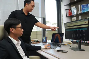 Chuyên gia trao đổi, theo dõi thông tin về thị trường tài sản số và các dữ liệu tài chính trên nền tảng trực tuyến (Ảnh: HOÀNG HÙNG)
