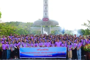 "Hành trình tri ân - Về miền đất lửa" của cán bộ tuyên giáo - dân vận và báo chí TPHCM