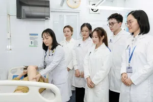 Giảng viên Trường ĐH Nguyễn Tất Thành hướng dẫn sinh viên ngành Điều dưỡng học thực hành. Ảnh: THANH HÙNG