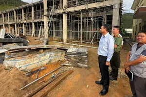 Ông Hồ Kỳ Minh, Phó Chủ tịch Thường trực UBND TP Đà Nẵng kiểm tra tiến độ xây dựng trường phổ thông nội trú liên cấp