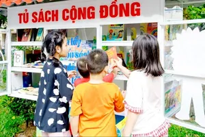 Trẻ em chọn sách tại tủ sách cộng đồng ở Công viên Him Lam, phường Thủ Đức, TPHCM. Ảnh: QUỐC HUY