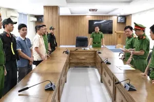 Cơ quan điều tra công bố lệnh khởi tố các đối tượng trong đường dây mua bán trái phép hóa đơn giá trị gia tăng, tổng giá trị hơn 2.000 tỷ đồng. Ảnh: Công an TP Đà Nẵng