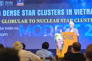 GS Trần Thanh Vân, Chủ tịch Hội Khoa học Gặp gỡ Việt Nam phát biểu tại sự kiện. Ảnh: TRUNG NHÂN