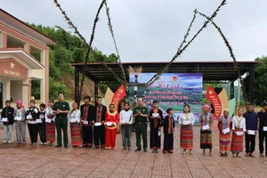 Trao quà cho bà con dân tộc Chứt tại chương trình Tết Lấp lỗ
