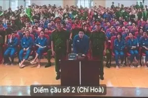 Bị cáo Nguyễn Trung Hiếu (ca sĩ Chi Dân) trình bày tại tòa. Ảnh: SONG MAI