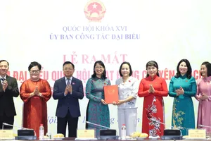 Phó Chủ tịch Quốc hội Nguyễn Thị Thanh trao nghị quyết cho Ban Thường trực Nhóm đại biểu Quốc hội hoạt động chuyên trách ở địa phương khóa XVI (nhiệm kỳ 2026-2031), chiều 19-8. Ảnh: QUANG PHÚC