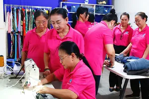 Biến quần áo cũ thành “quỹ yêu thương” 