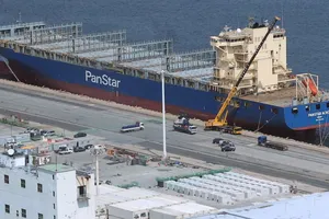 Tàu container PanStar Acro, dự kiến đi châu Âu qua Bắc Cực, neo đậu tại cảng ở Busan, Hàn Quốc ngày 20-8-2026. Ảnh: REUTERS