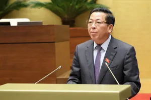 Bộ trưởng Bộ Xây dựng Trần Hồng Minh trình bày báo cáo, sáng 24-8. Ảnh: QUANG PHÚC 