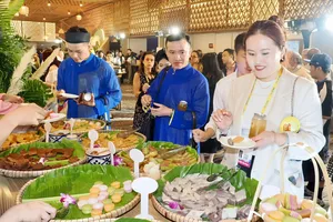Các đại biểu thưởng thức ẩm thực tại chương trình Đêm Việt Nam. Ảnh: HOÀNG HÙNG