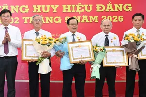 Phó Bí thư Thường trực Thành ủy TPHCM Lê Quốc Phong trao Huy hiệu Đảng đến các đảng viên cao niên. Ảnh VIỆT DŨNG