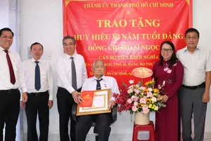 Phó Bí thư Thành ủy TPHCM Nguyễn Phước Lộc trao Huy hiệu 80 năm tuổi Đảng đến cán bộ lão thành 99 tuổi