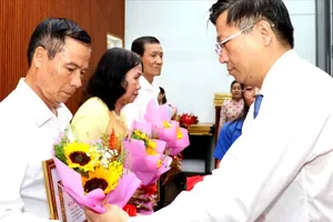 Đồng chí Trần Văn Tuấn trao Huy hiệu Đảng đến đảng viên xã Đông Thạnh