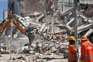 Tòa nhà bị phá hủy sau trận động đất tại Cali, Colombia. Ảnh: THX/TTXVN phát